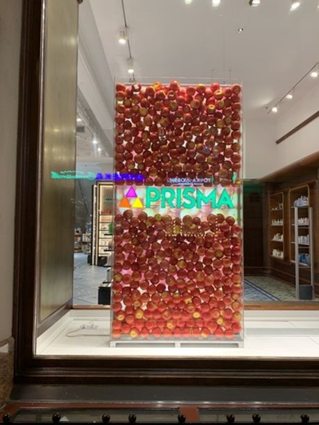 Прозрачные короба для витрин в магазине Prisma