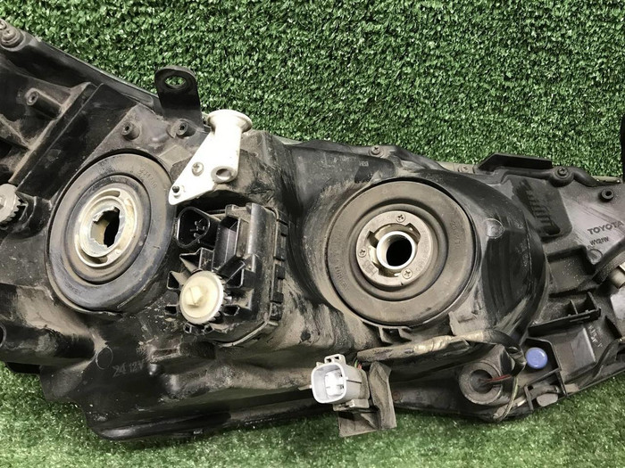 Фара левая Toyota Corolla E160 (2015-2019) галоген