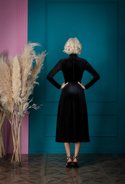 Бархатное платье с фигурными вырезами. 08-03-24 FW