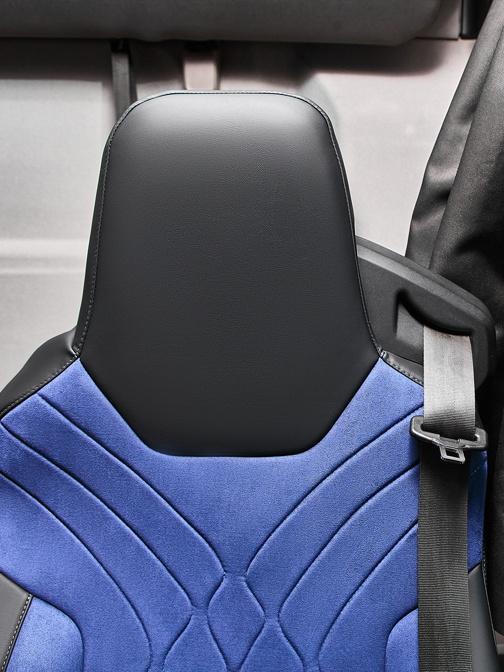 Чехлы Люкс MAN TGX, TGS с 2021 года без регулировки ремня безопасности водителя по высоте (экокожа, черный, синяя вставка)