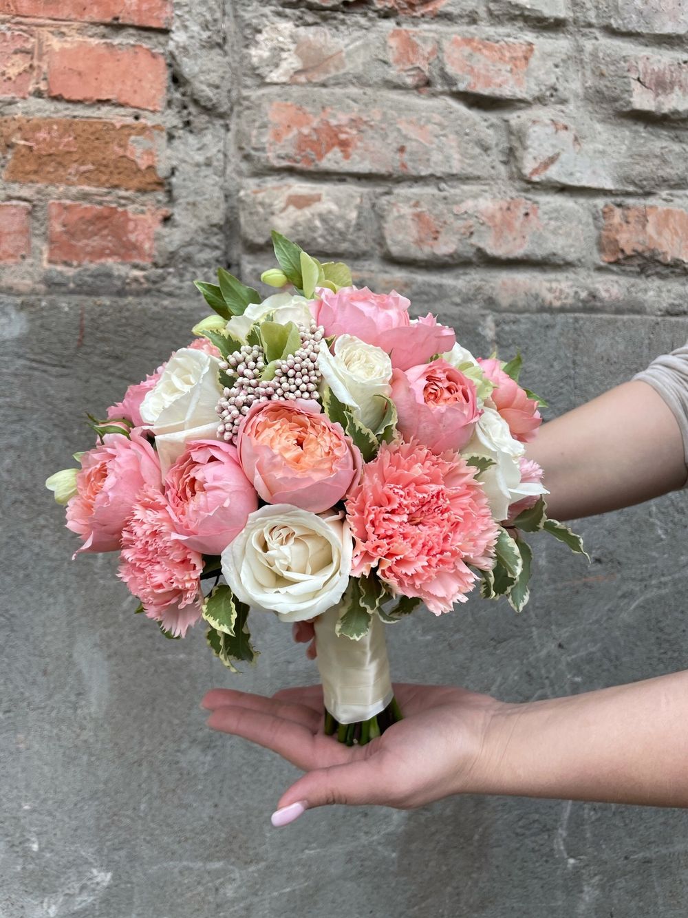 Свадебный букет из кустовых пионовидных роз, одноголовых роз, диантусов и озотамнуса