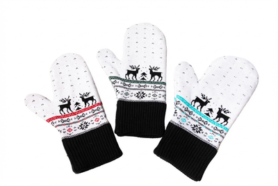 Белые вязаные варежки "Северные олени"