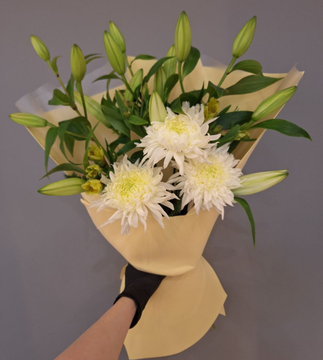 Букет с одноголовыми хризантемами и лилией