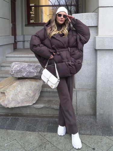 Пуховик летучая мышь с поясом в шоколадном цвете