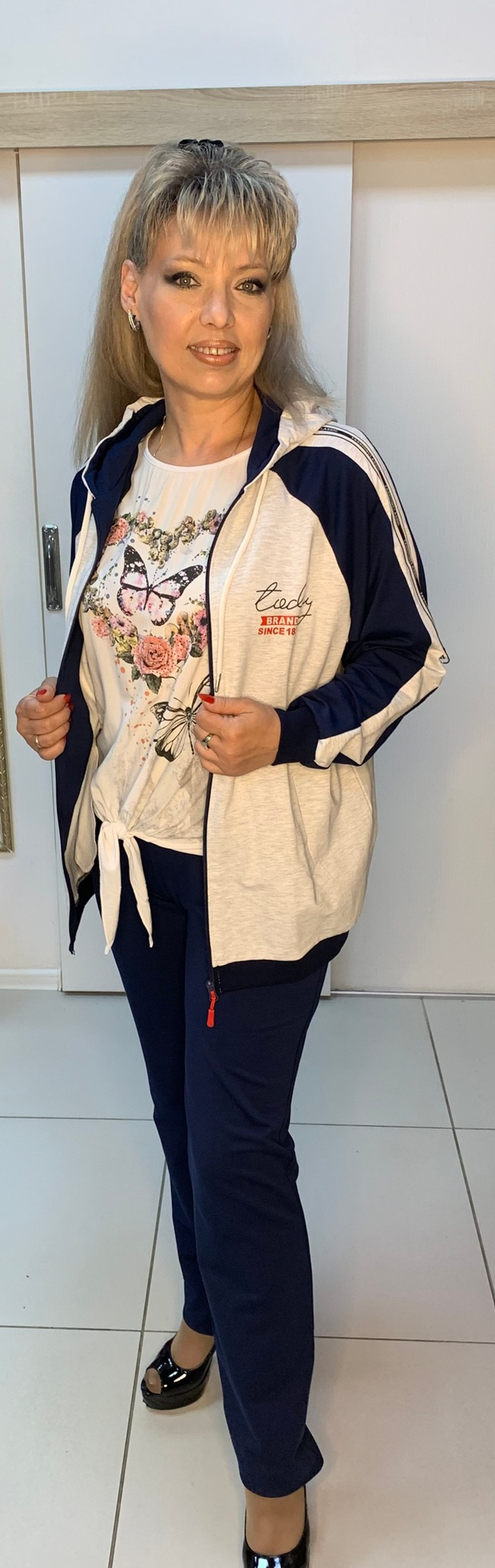 Комбинированный  спортивный костюм со светлой курточкой