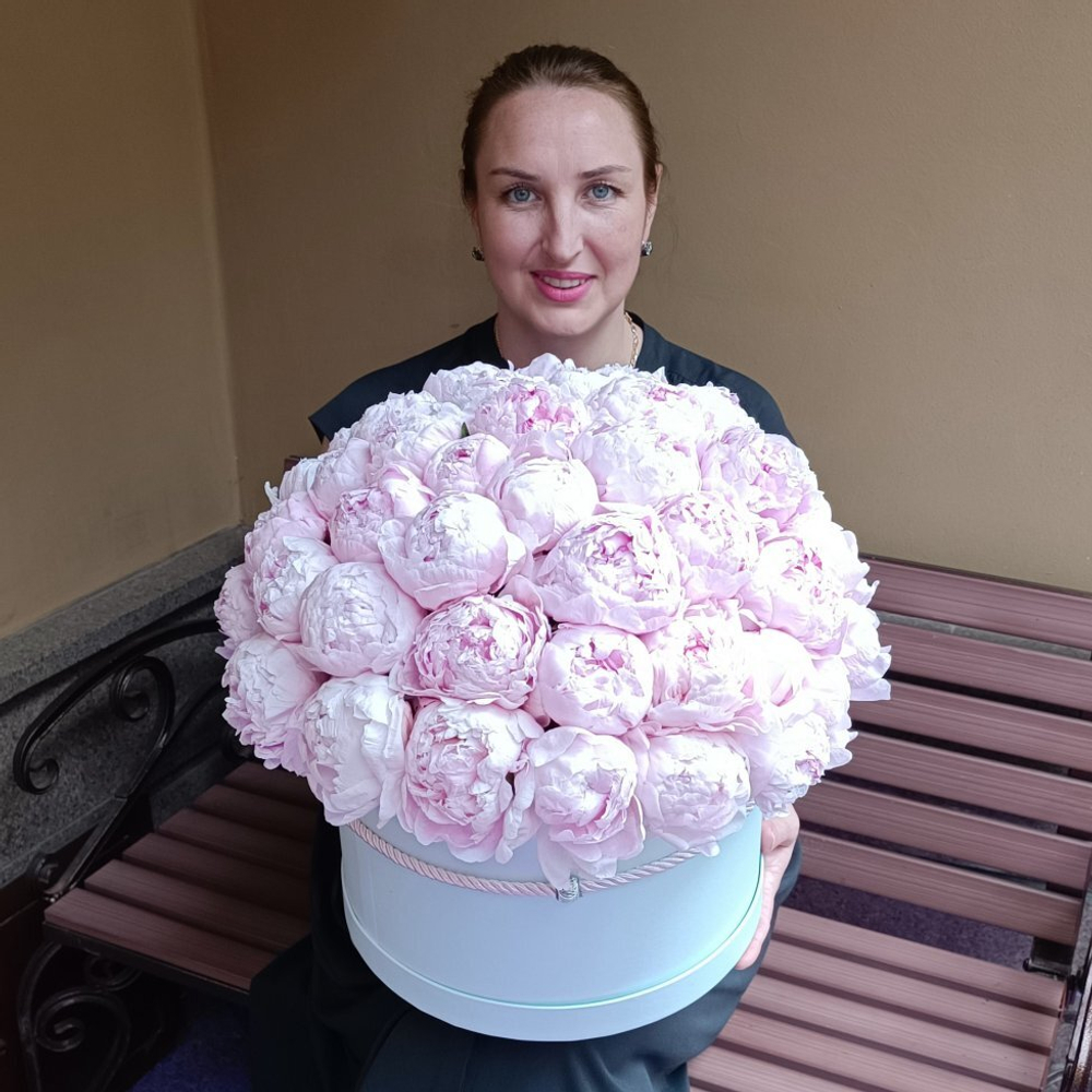 Букет из 51 пиона в голубом бархате