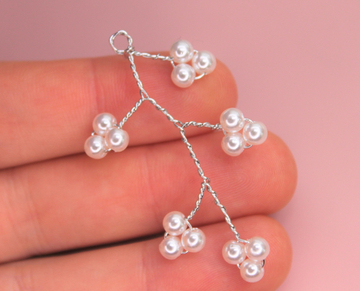 Подвеска веточка с бусинами 45х30 мм