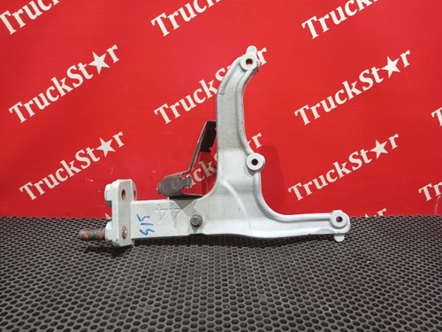 Кронштейн бампера правый 2018г.