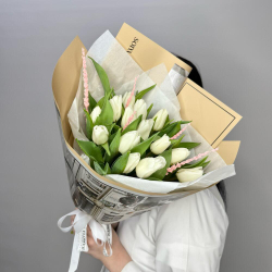 15 белых тюльпанов с нежной лавандой