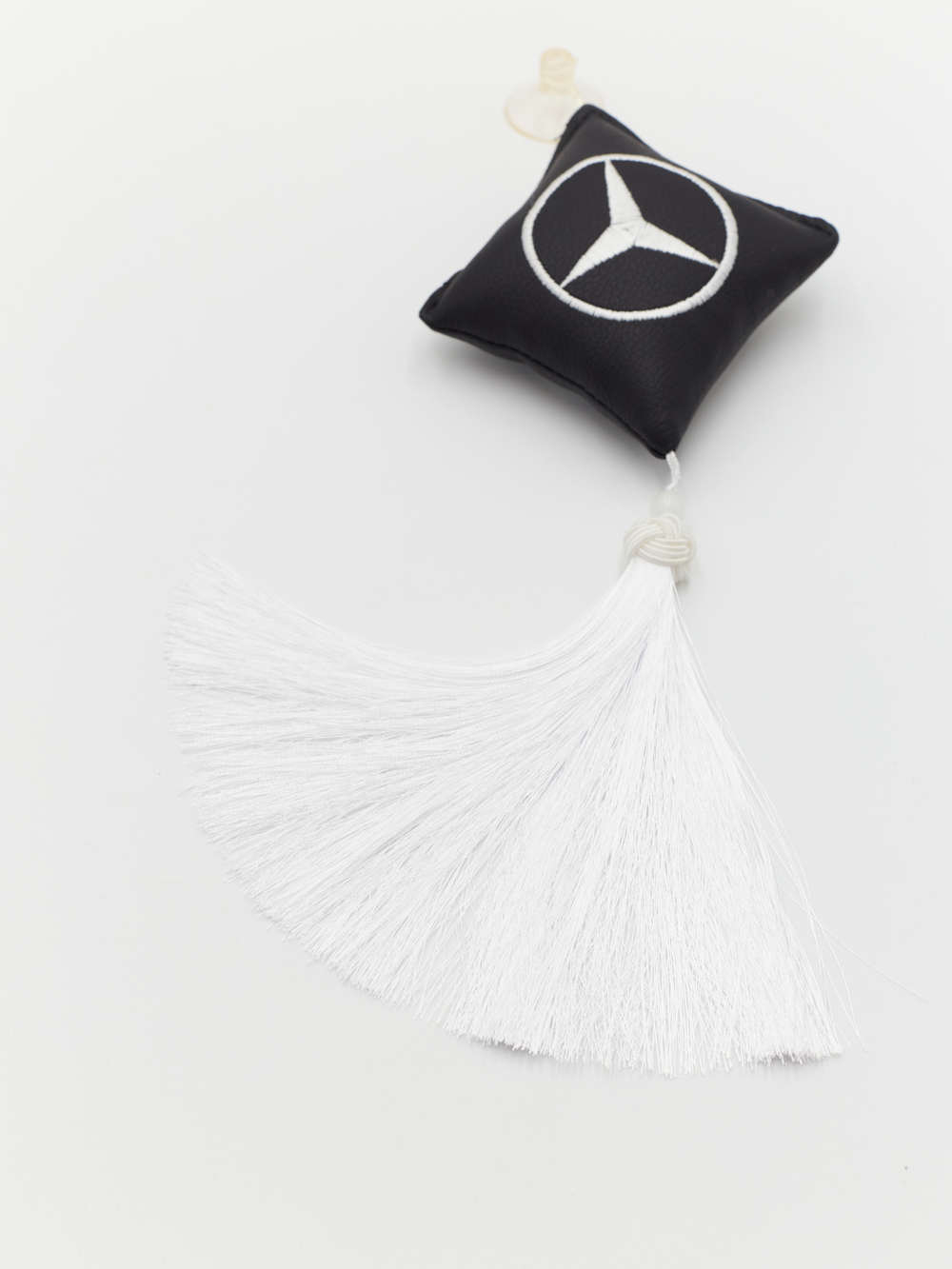Ромб объемный на присоске MERCEDES (экокожа, черный, белая вышивка, кисть)