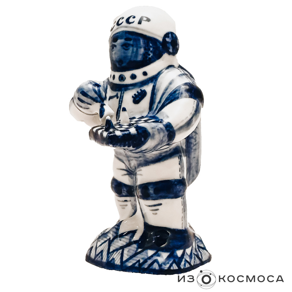 Скульптура "Космонавт с шахматами"