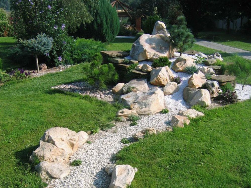 Сухой ручей из медового кварцита