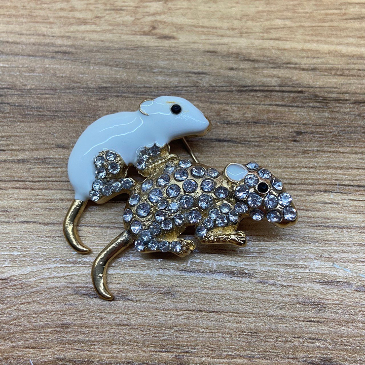 Брошь 2 крысы эмаль белая стразы металл золотистый