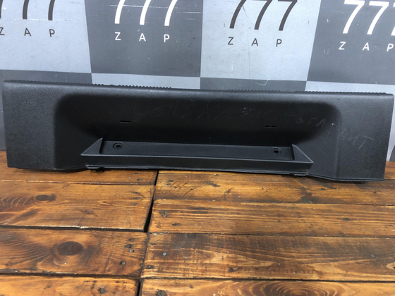 Накладка замка багажника Skoda Yeti 09-18 Б/У Оригинал 5L6863485A