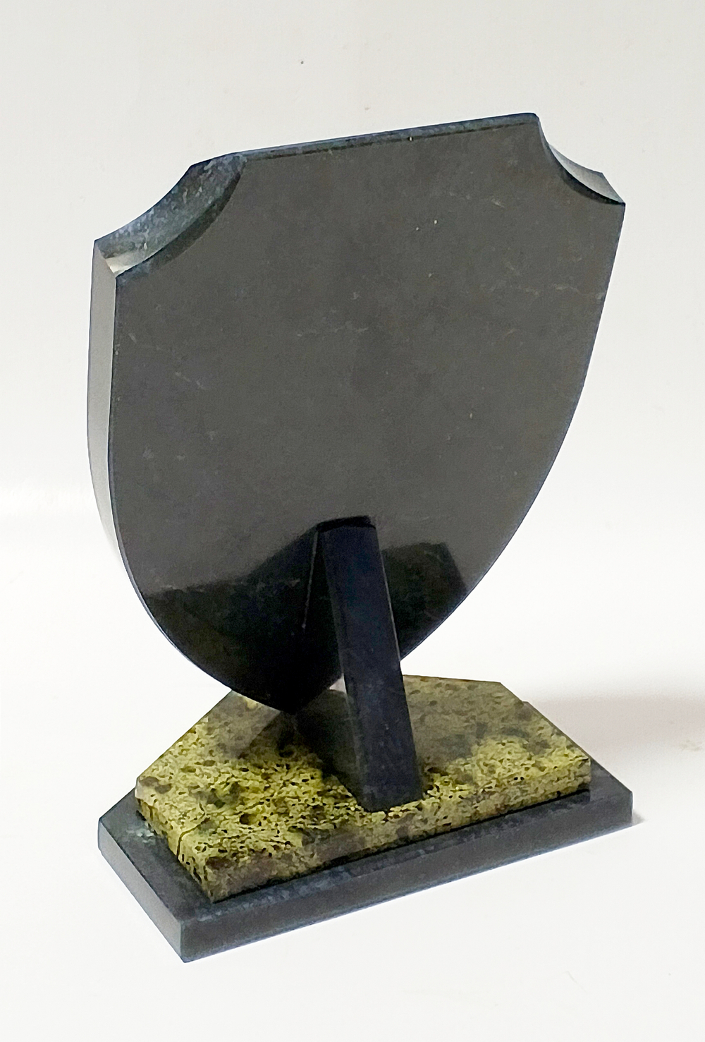 Часы " щит" из змеевика 14.5-10-7.5см