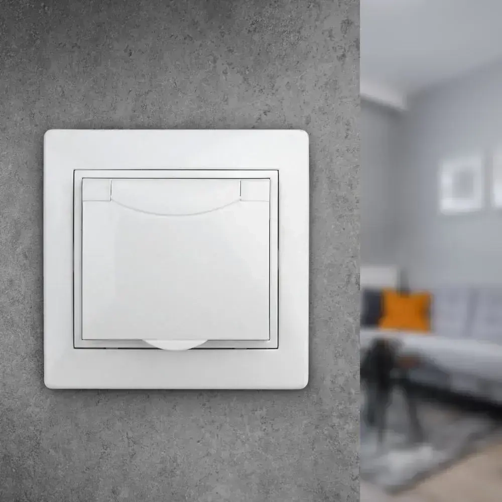 Розетка Intro Plano 1-203-01 с заземлением 2P+E Schuko с крышкой 16А-250В IP20 скрытой установки белая