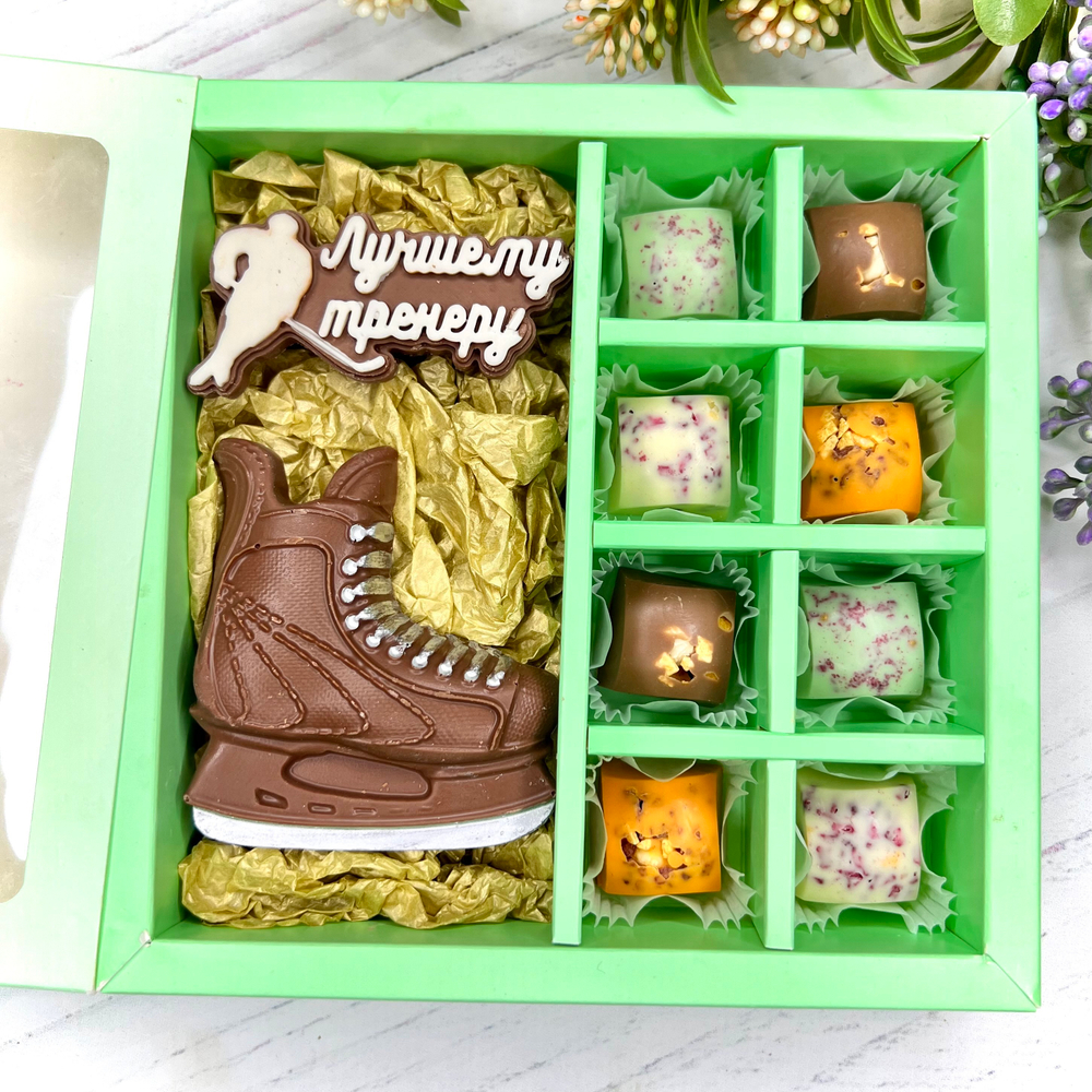 Шоколадный подарок "Лучшему тренеру. Хоккей": фигурка и 8 конфет ручной работы