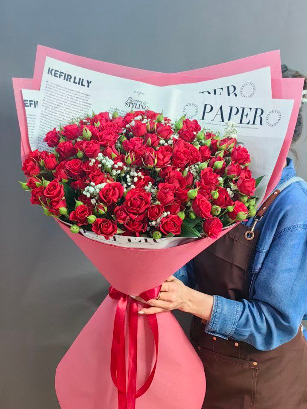 Букет из красных кустовых роз