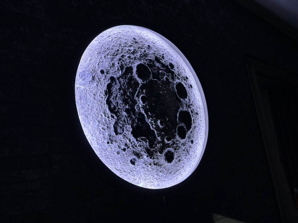 Луна на стене