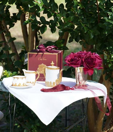 Букет красных роз в золотом кубке, Cote Noire