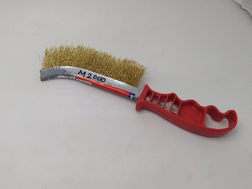 Корщетка по металлу с пластиковой ручкой латунированная AUTO-GUR арт. M2000