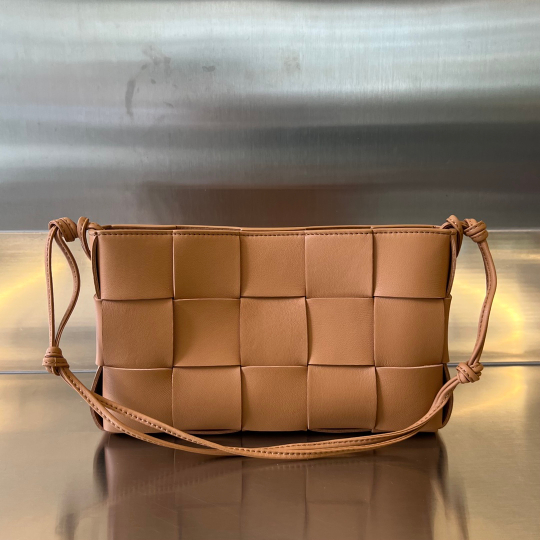 Bottega Veneta Cassette Pouch On Strap 22 cm