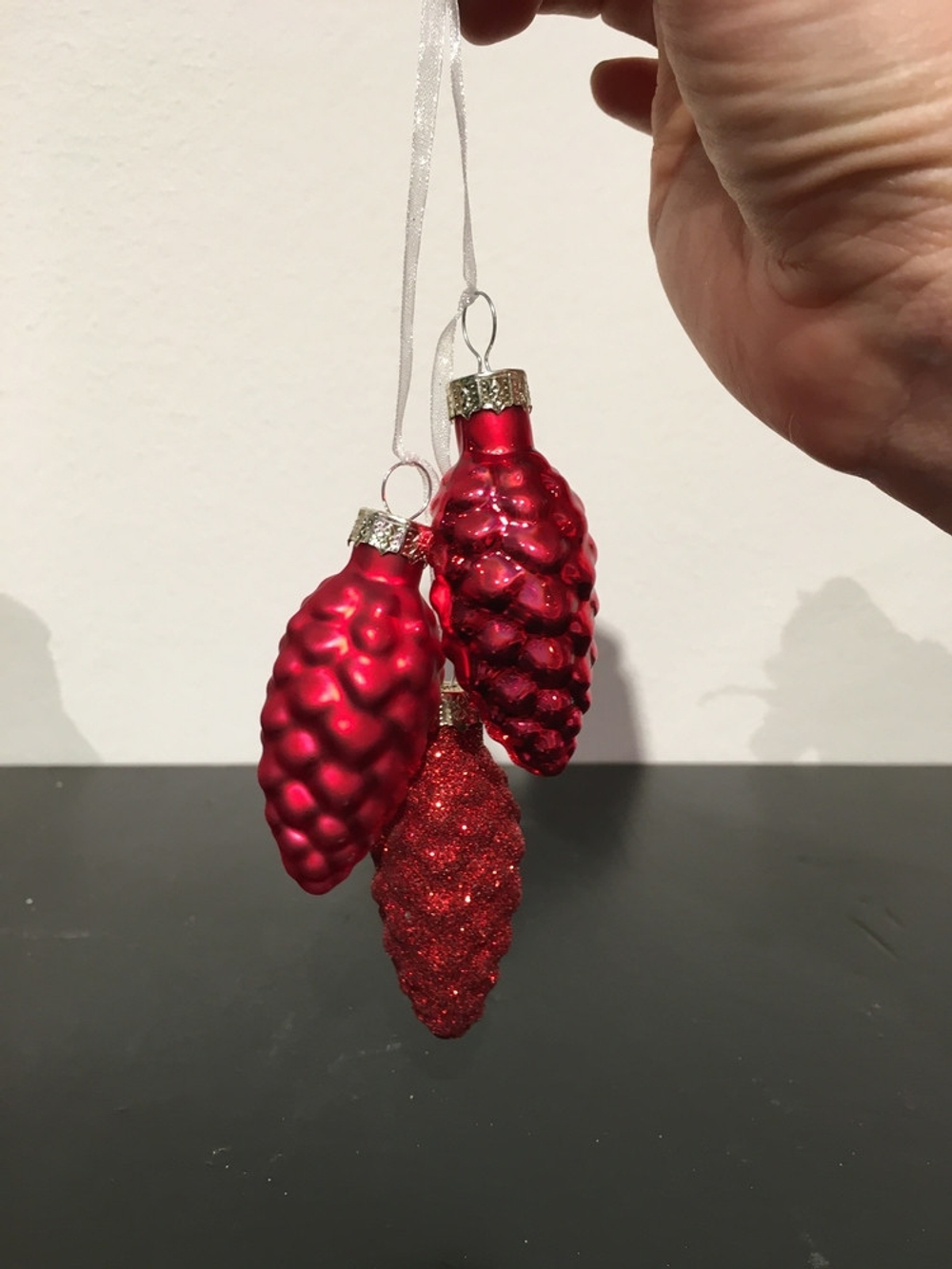 Набор елочных игрушек 48шт House of Seasons Связка из 3х шишек Классический красный