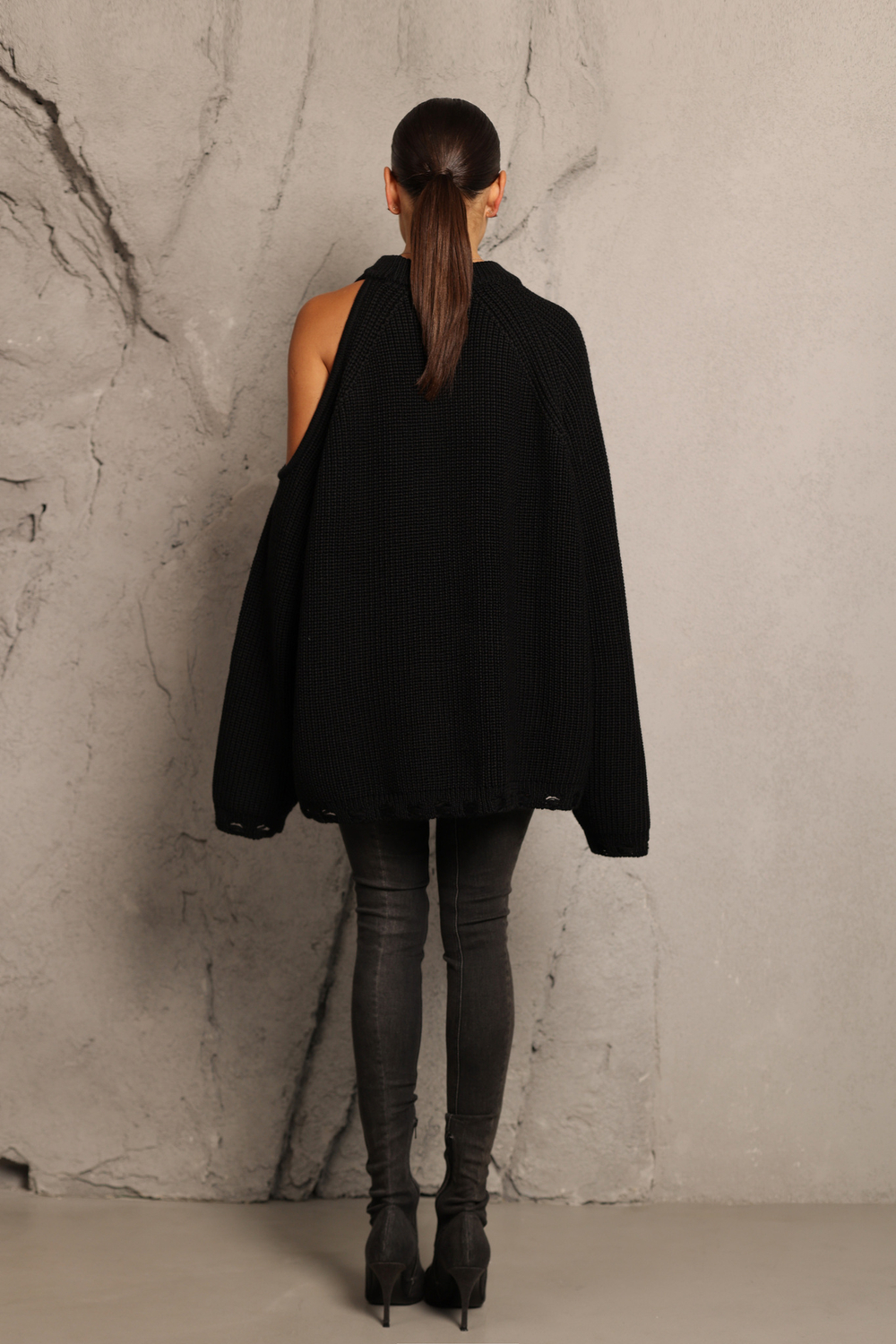 Свитер с открытым плечом