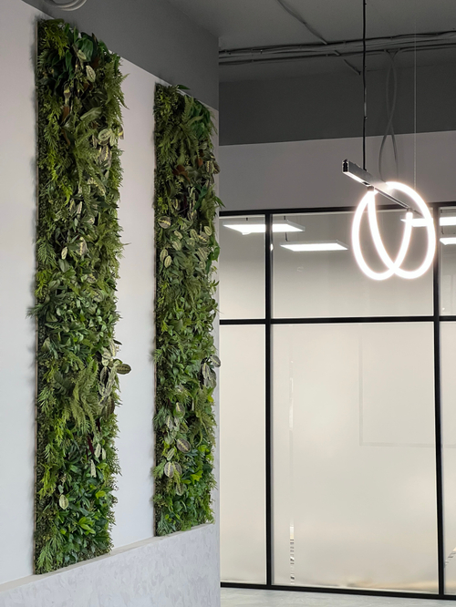 Вертикальное озеленение искусственной зеленью офиса продаж «Любимово» строительной компании «Инсити».