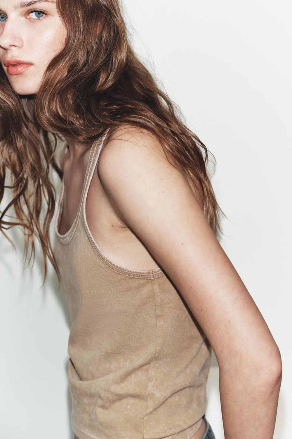 ZARA ФУТБОЛКА В СТИЛЕ РУСТИК НА БРЕТЕЛЯХ, ПЕСОЧНЫЙ/КОРИЧНЕВЫЙ