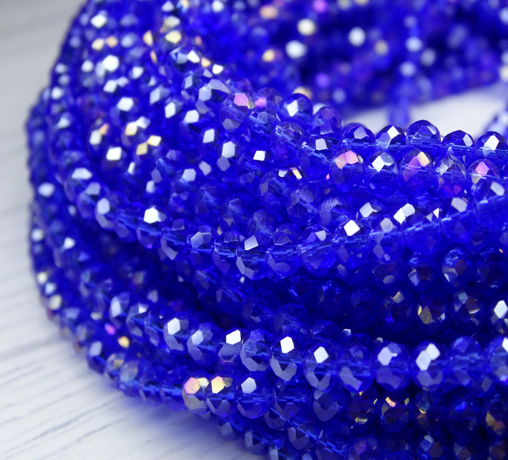 Хрустальные бусины "рондель", комплект из трех цветов: малиновый с AB покрытием, ярко-голубой с AB покрытием, светло-синий с AB покрытием, размер: 3х4 мм, общее количество: 290-300 бусин.