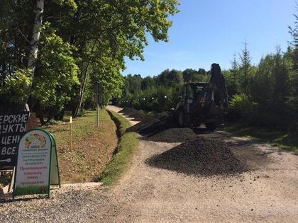 Отсыпка подъездной дороги асфальтовой крошкой началась