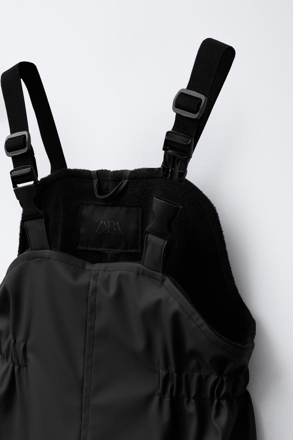 ZARA ПРОРЕЗИНЕННЫЙ КОМБИНЕЗОН WATER RESISTENT, ЧЕРНЫЙ