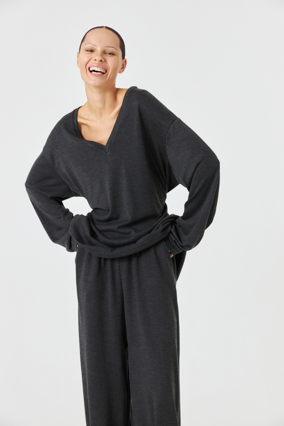 Лонгслив с V-образным вырезом