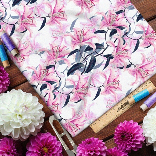 Ткань интерлок розовые лилии с синей листвой на белом фоне