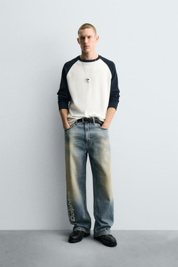 ZARA ДЖИНСЫ RELAXED FIT С ВЫШИВКОЙ NFL MIAMI DOLPHINS, ВЫЦВЕТШИЙ СИНИЙ