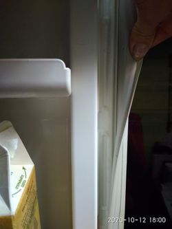 уплотнитель вклеен под панель