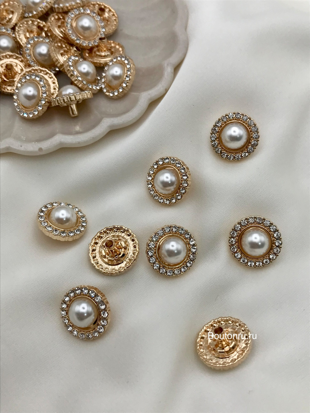 Шляпка под установочные кнопки жемчуг в обрамлении из страз в золотистом металле
