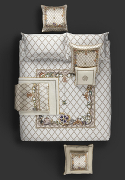 Покрывало стеганое 260x270 Roberto Cavalli Spider белое с цветочным орнаментом