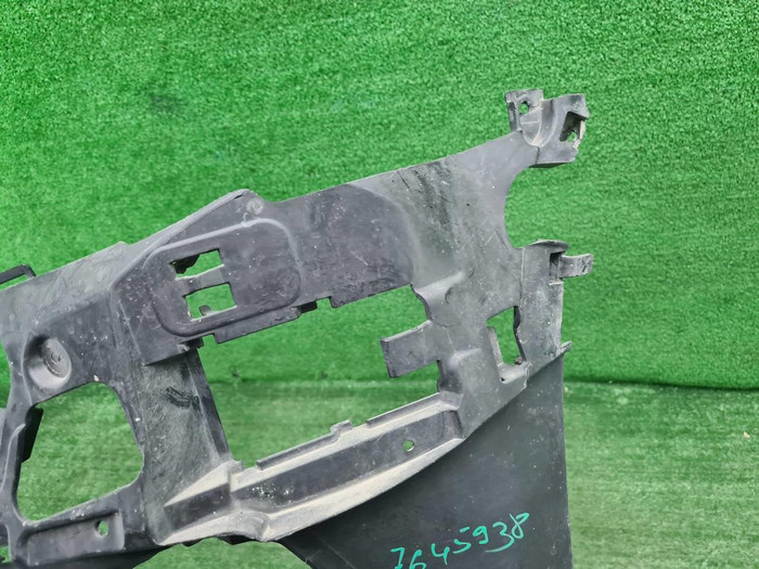 Кронштейн переднего бампера BMW 5er G30 (17-20)