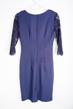 Платье Mir Mosshion лаконичное, визуально на 42 размер