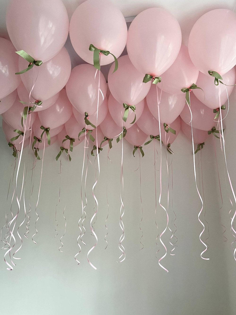 Воздушные шары розовые, с бантиками, на потолок №3170