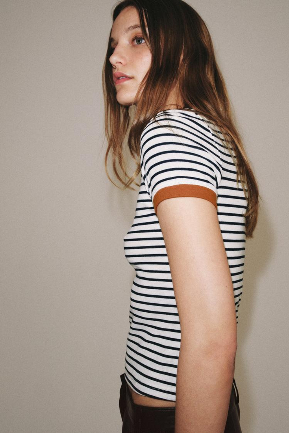 ZARA ФУТБОЛКА В ПОЛОСКУ С КОРОТКИМ РУКАВОМ, ЭКРЮ/ТЕМНО-СИНИЙ