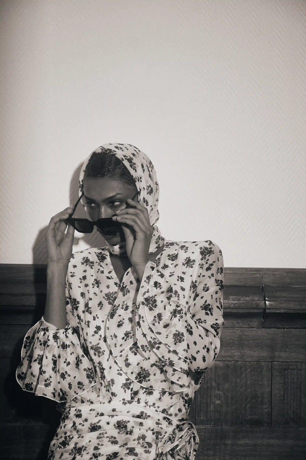 Mira, платье мини из молочного шифона с цветочным принтом, с розой