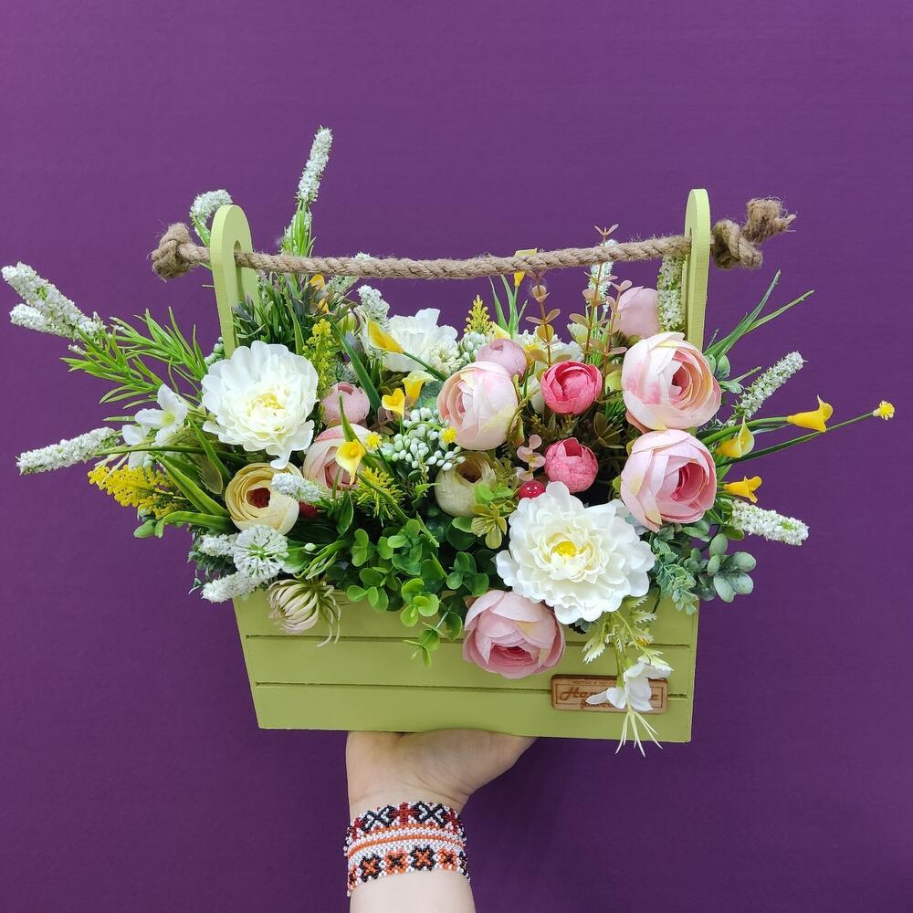 Ящик с искусственными цветами для декора