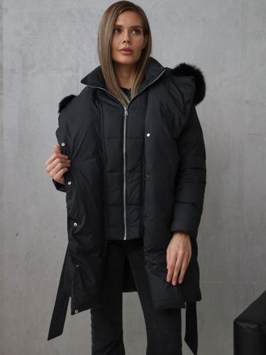 Черный удлиненный пуховик с меховым воротником