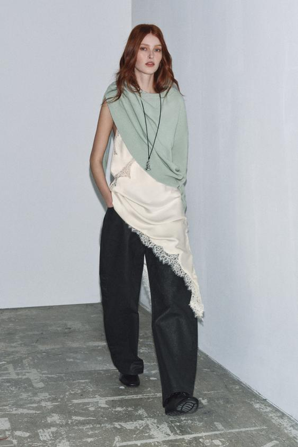 ZARA ДЖИНСЫ ZW COLLECTION BARREL С ЭФФЕКТОМ КРАКЛЕ И НИЗКОЙ ПОСАДКОЙ, ЧЕРНЫЙ