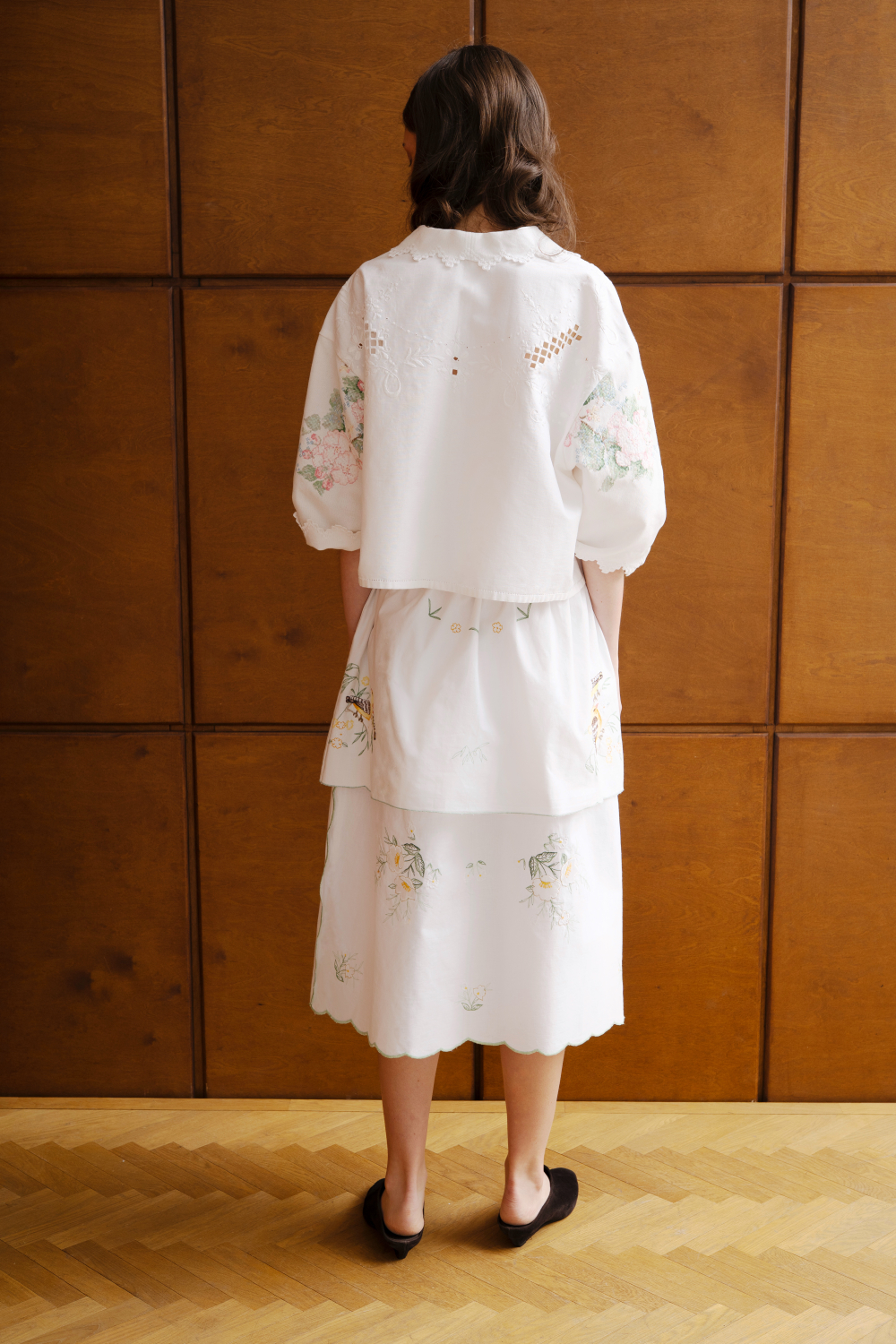 Укороченная рубашка с цветочной вышивкой