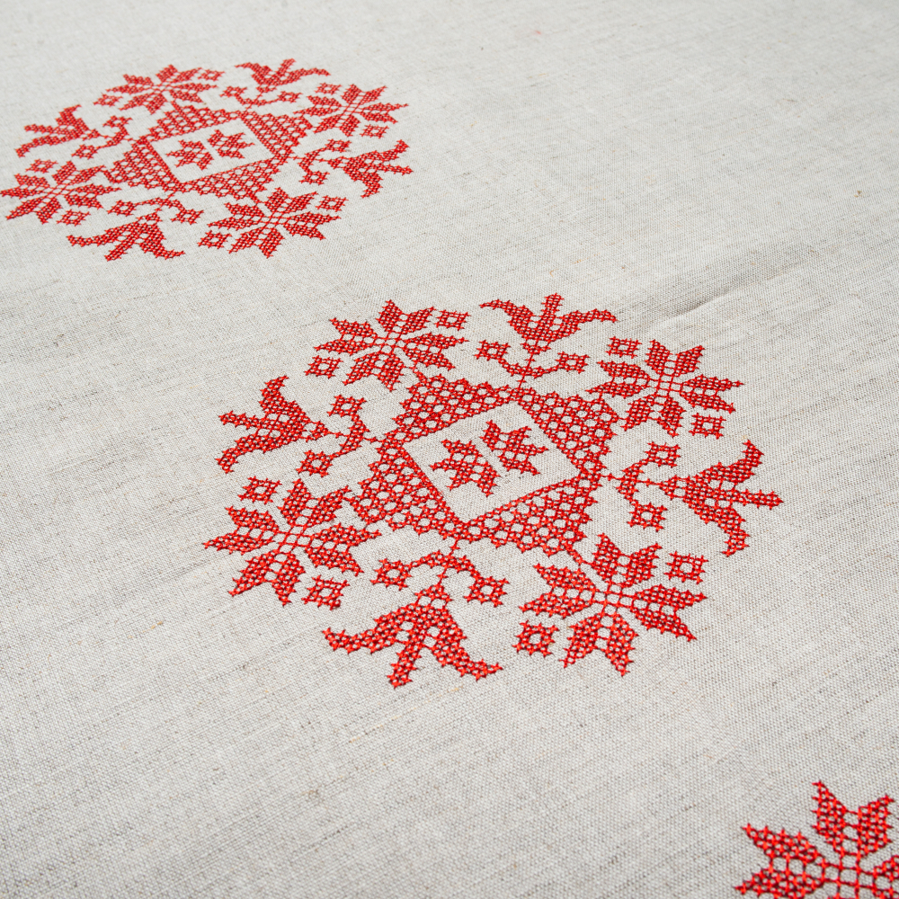 Скатерть с вышивкой