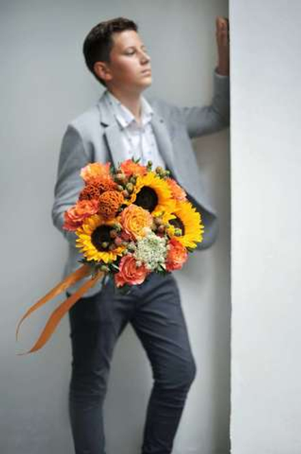 Букет с целлозией и гелиантусами